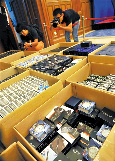 警方展示在集中查处非法窃听窃照器材销售行动中收缴的部分窃听窃照器材