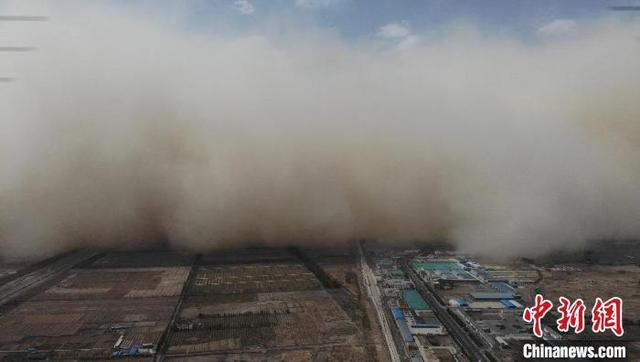 数十米沙尘墙吞噬县城